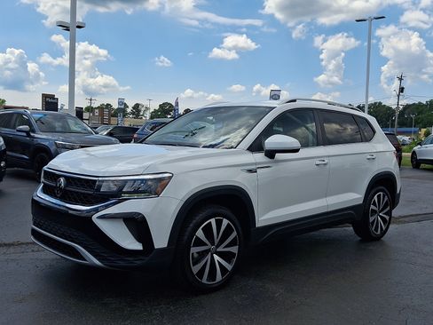 Certified 2023 Volkswagen Taos SE FWD image 3