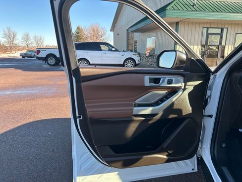 Used 2021 Ford Explorer King Ranch w/ Premium Technology Package image 11