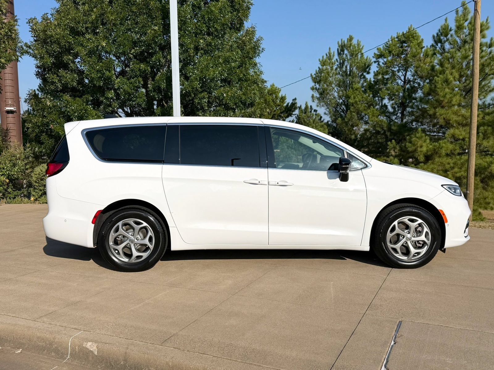 Used 2024 Chrysler Pacifica Limited AWD/4WD image 7
