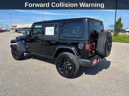 Used 2025 Jeep Wrangler Unlimited Sahara w/ Safety Group AWD/4WD image 3