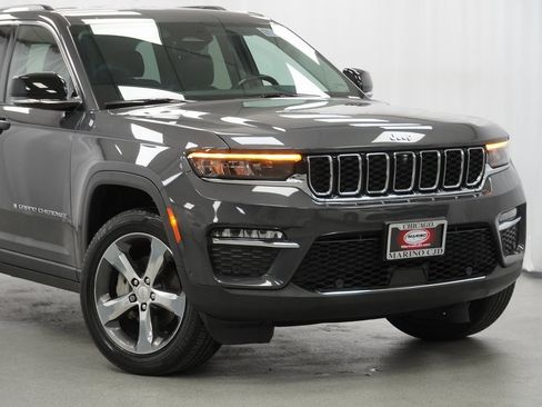 Certified 2022 Jeep Grand Cherokee Limited w/ Luxury Tech Group II image 3