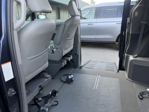 Used 2019 Toyota Sienna XLE image 15