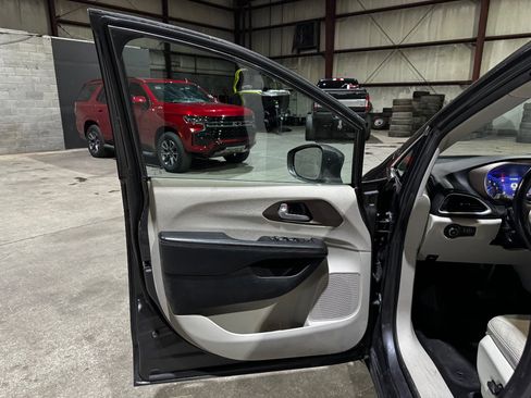 Used 2017 Chrysler Pacifica Touring-L Plus w/ Advanced Safetytec Group image 11