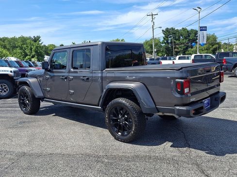 Used 2024 Jeep Gladiator Sport AWD/4WD image 4