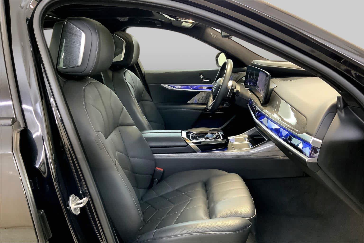 Used 2023 BMW 760i xDrive w/ Luxury Rear Seating Package AWD/4WD image 8