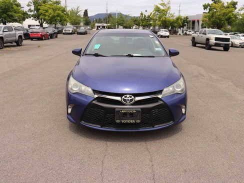 Used 2015 Toyota Camry SE w/ Moonroof Package FWD image 2