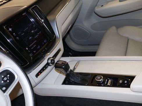 Used 2019 Volvo XC60 T5 Momentum w/ Premium Package image 48