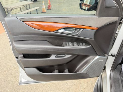 Used 2017 Cadillac Escalade Luxury AWD/4WD image 17