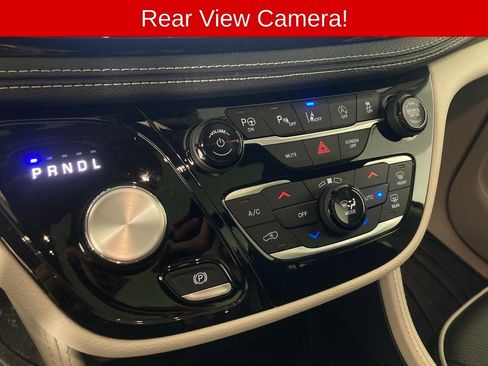 Used 2024 Chrysler Pacifica Limited image 10