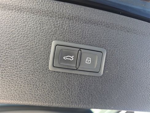 Used 2022 Audi Q5 2.0T Premium w/ Convenience Package image 18