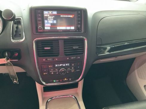 Used 2016 Dodge Grand Caravan SXT image 12
