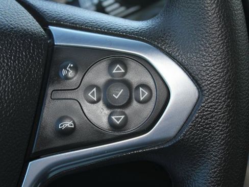 Used 2022 Chevrolet Traverse LS image 23