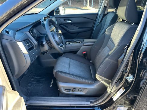 Used 2024 Nissan Rogue SV image 9