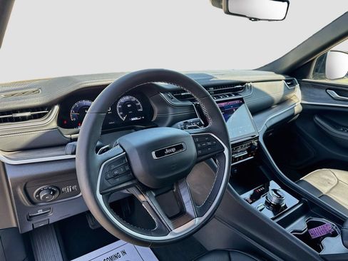 Used 2025 Jeep Grand Cherokee L Limited w/ Luxury Tech Group II AWD/4WD image 9
