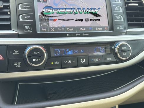 Used 2019 Toyota Highlander Limited Platinum FWD image 25