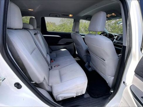 Used 2015 Toyota Highlander LE AWD/4WD image 25