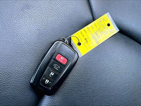 Used 2023 Toyota Highlander XLE AWD/4WD image 15