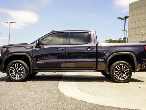 Used 2024 GMC Sierra 1500 AT4 w/ Technology Package AWD/4WD image 9