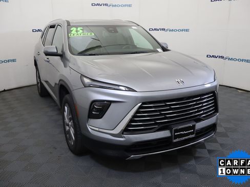Used 2025 Buick Enclave Preferred FWD image 3