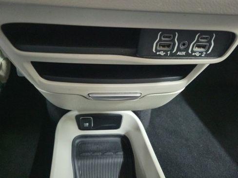 Used 2023 Chrysler Pacifica Touring-L image 27