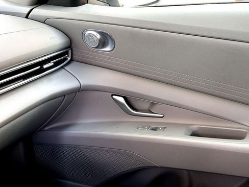 Used 2025 Hyundai Elantra SE w/ Cargo Package image 23