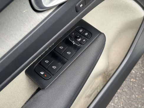 Certified 2023 Volvo XC40 B5 Ultimate w/ Protection Package Premier image 15