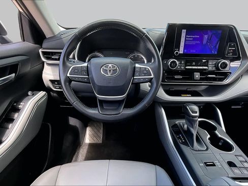 Used 2023 Toyota Highlander XLE AWD/4WD image 6