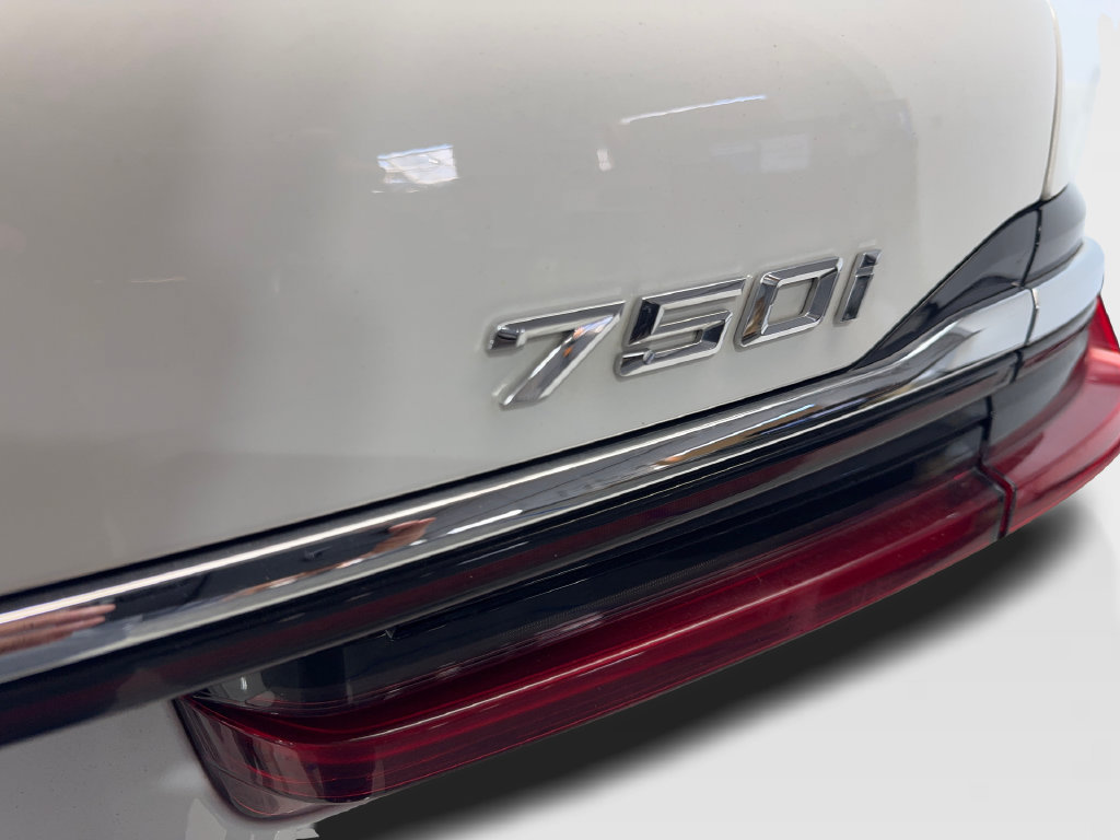 Used 2021 BMW 750i xDrive w/ Executive Package AWD/4WD image 26