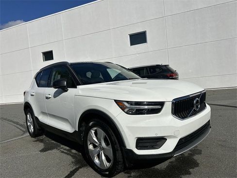 Used 2020 Volvo XC40 T4 Momentum image 7