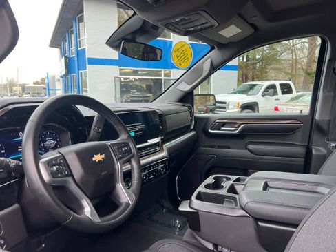 Used 2024 Chevrolet Silverado 1500 LT image 14