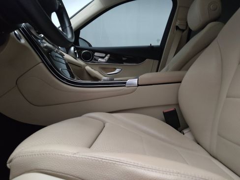 Used 2018 Mercedes-Benz GLC 300 w/ Premium Package image 17