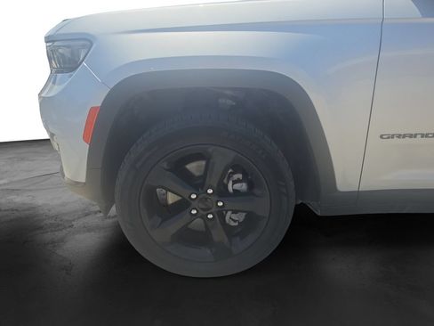 Used 2023 Jeep Grand Cherokee L Limited w/ Black Appearance Package AWD/4WD image 9