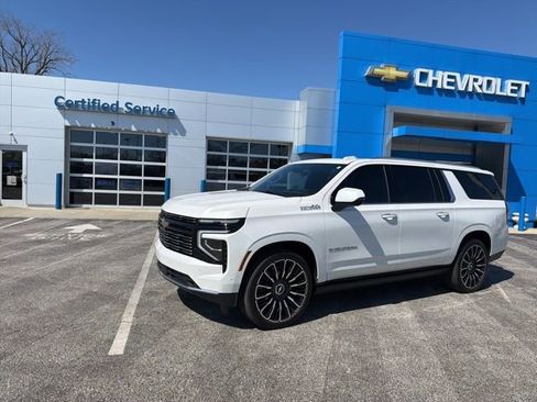 Used 2025 Chevrolet Suburban High Country AWD/4WD image 3