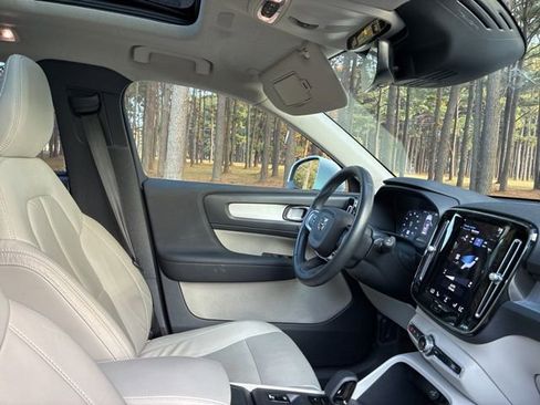 Used 2022 Volvo XC40 T5 Momentum w/ Premium Package image 21