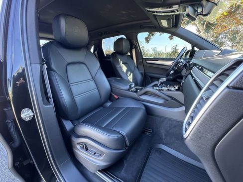 Used 2023 Porsche Cayenne Platinum Edition image 29
