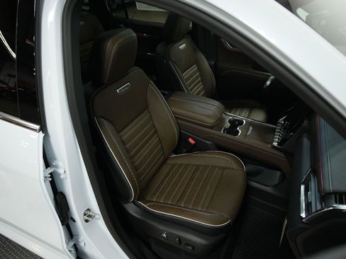 New 2026 GMC Acadia Denali Ultimate w/ LPO, Floor Liner Package AWD/4WD image 18