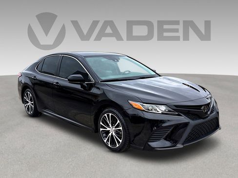 Used 2020 Toyota Camry SE image 1