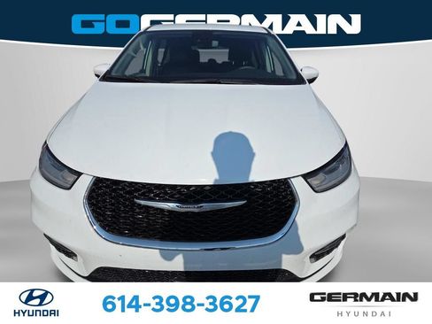 Used 2023 Chrysler Pacifica Touring-L FWD image 2