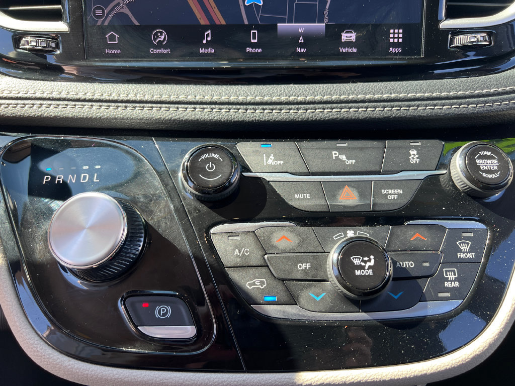 Used 2024 Chrysler Pacifica Limited FWD image 32