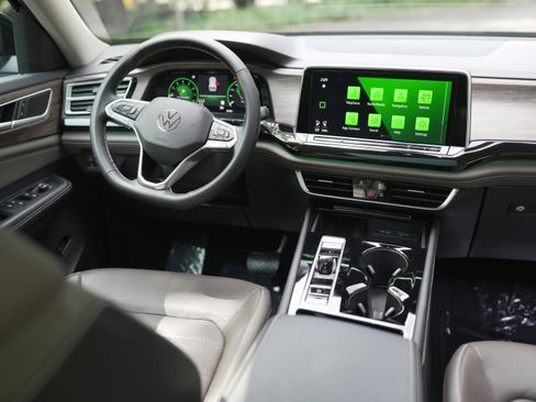 Used 2025 Volkswagen Atlas SEL image 24