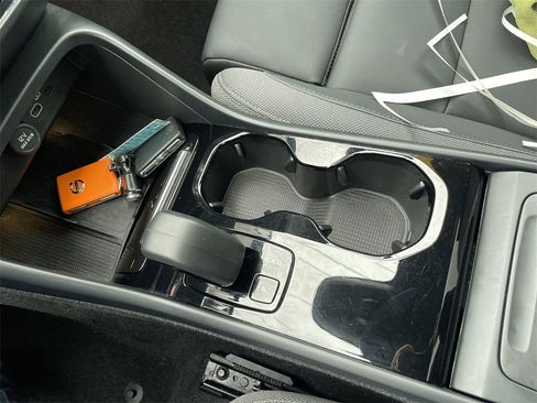 Used 2023 Volvo C40 Recharge Core image 21