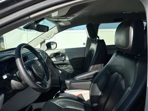 Used 2023 Chrysler Pacifica Touring-L FWD image 39