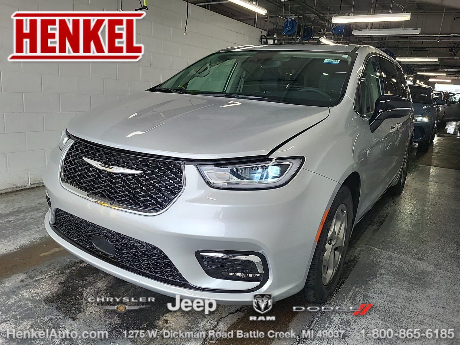 Used 2024 Chrysler Pacifica Limited w/ Trailer Tow Group FWD image 1