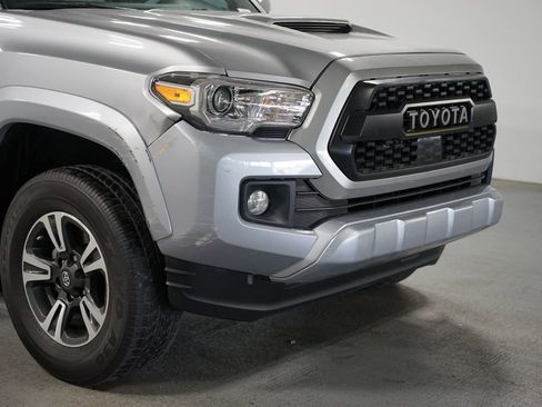 Used 2019 Toyota Tacoma TRD Sport AWD/4WD image 4