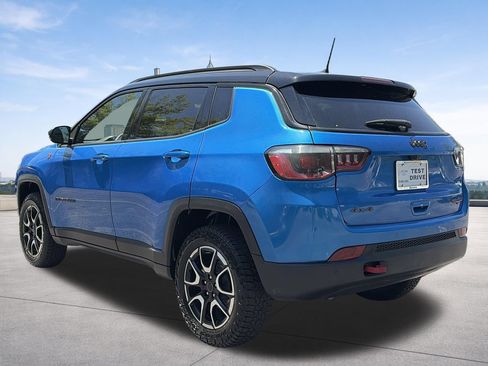 Used 2025 Jeep Compass Trailhawk AWD/4WD image 3