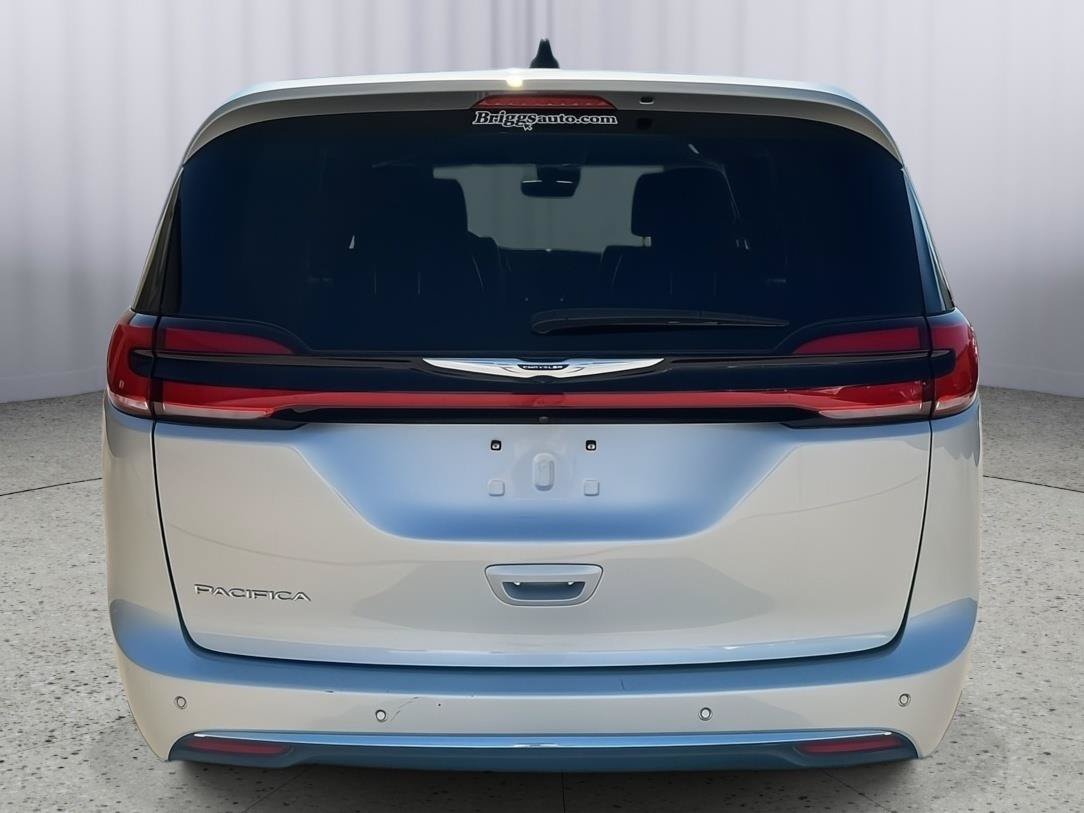 Used 2024 Chrysler Pacifica Touring-L FWD image 4