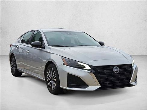 Used 2025 Nissan Altima 2.5 SV FWD image 3