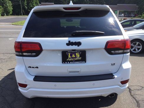 Used 2019 Jeep Grand Cherokee Altitude AWD/4WD image 9