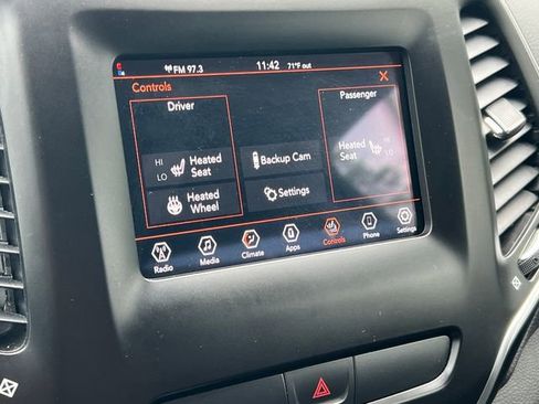 Used 2020 Jeep Cherokee Latitude w/ Cold Weather Group AWD/4WD image 22