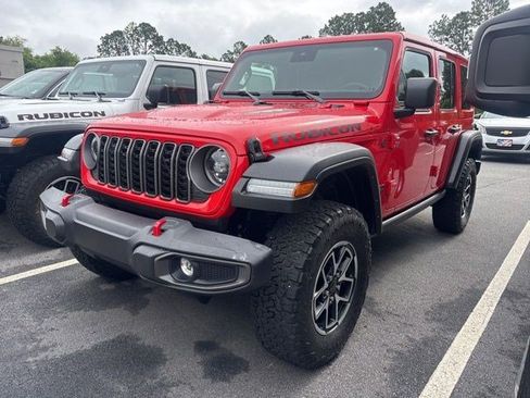 Used 2025 Jeep Wrangler Unlimited Rubicon w/ Convenience Group AWD/4WD image 3